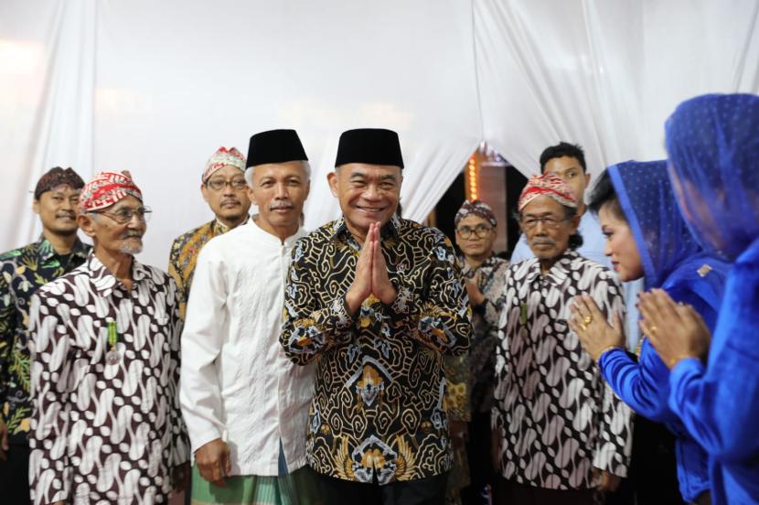 Menko PMK Muhadjir Effendy menerima gelar Raden Pangeran Anom (RPA) dari Kasepuhan Majan di Serambi Masjid Kasepuhan Majan, Kabupaten Tulungagung, Jawa Timur pada Jumat (29/9/2023).
