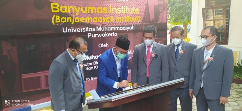 Menko PMK Muhadjir Effendy menfhadiri peringatan milad ke 56 Universitas Muhammadiyah Purwwokerto, Jumat (28/5). Dalam kesempatan itu, dia menyampaikan pidato ilmiah, pengguntingan pita gedung UMP tower dan peresmian Banyumas Institut
