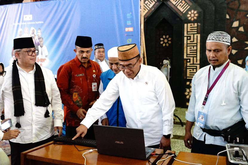 Menko PMK Muhadjir Effendy menghadiri kegiatan Dzikir Akbar Nasional dan Deklarasi 1000 Calon Trainer Al-Quran Braille di Masjid At-Tin, Jakarta Timur.