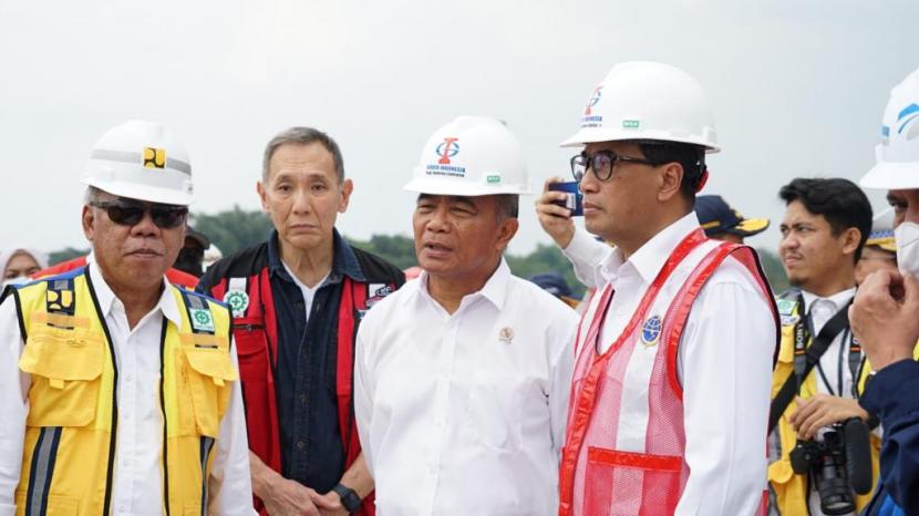 Menko PMK Muhadjir Effendy, Menhub Budi Karya Sumadi, dan Menteri PUPR Basuki Hadimuljono meninjau kesiapan penerimaan arus mudik lebaran di Tol Cileunyi–Sumedang–Dawuan (Cisumdawu), Provinsi Jawa Barat pada Ahad (9/4/2023).