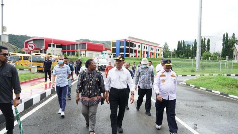 Menko PMK Muhadjir Effendy meninjau kompleks olahraga Lukas Enembe di Kecamatan Sentani Timur, Kabupaten Jayapura, Provinsi Papua, Jumat (21/7/2023).