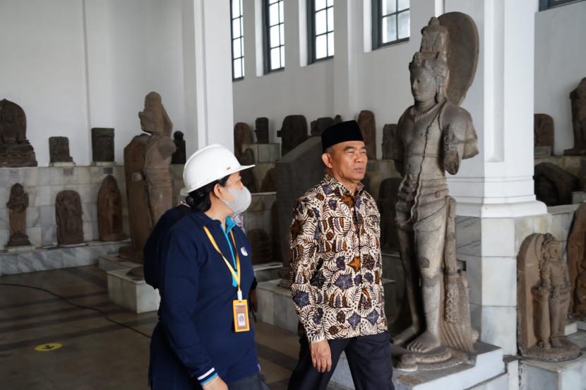 Menko PMK Muhadjir Effendy meninjau lokasi kebakaran Museum Gajah, Jakarta Pusat.