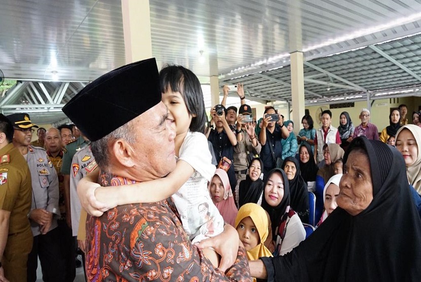 Menko PMK Muhadjir Effendy menjadi Bapak Asuh bagi lima anak di Lampung Utara dalam program pengentasan stunting.