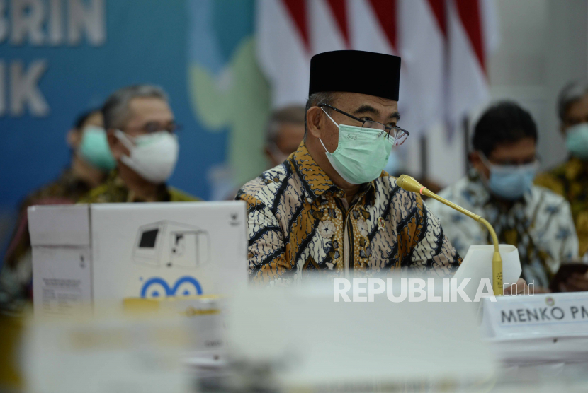 Menko PMK Muhadjir Effendy menyampaikan sambutan saat penyerahan alat deteksi Covid-19 bernama Genose C19 di kantor Kemenko PMK, Jakarta, Kamis (7/1). 