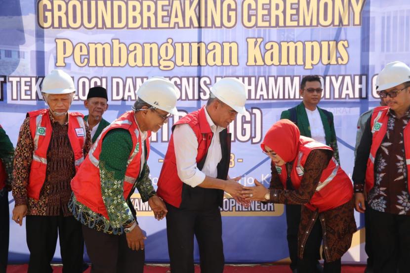 Menko PMK Prof Muhadjir Effendy saat groundbreaking Institut Teknologi Bisnis Muhammadiyah Grobogan (ITBMG), Jawa Tengah, Selasa (23/5/2023).