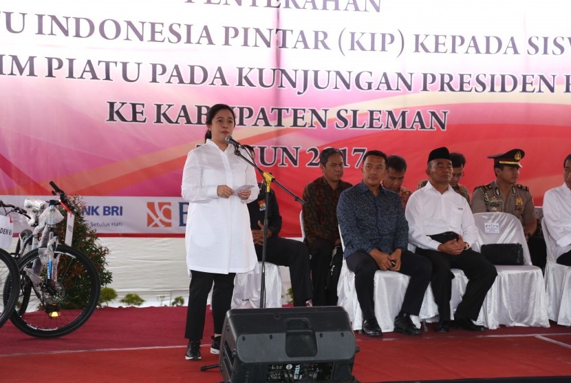 Menko PMK, Puan Maharani acara penyerahan Kartu Indonesia Pintar (KIP) kepada siswa panti asuhan Yogyakarta di SMK Negeri 1 Tempel Sleman, Yogyakarta, Sabtu (4/2).