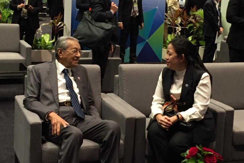 Menko PMK Puan Maharani berbincang dengan PM Malaysia Mahathir Mohamad, di sela penutupan KTT ASEAN ke-33 di Singapura.