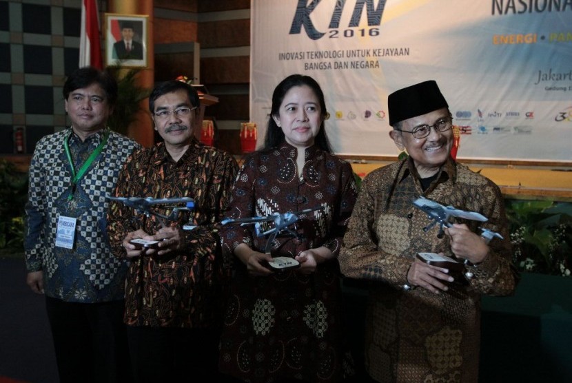 Menko PMK, Puan Maharani bersama Presiden Ketiga RI, BJ Habibie di pembukaan Kongres Teknologi Nasional (KTN) di kantor Badan Pengkajian dan Penerapan Teknologi (BPPT), Jalan MH Thamrin, Jakarta, Senin (25/7).