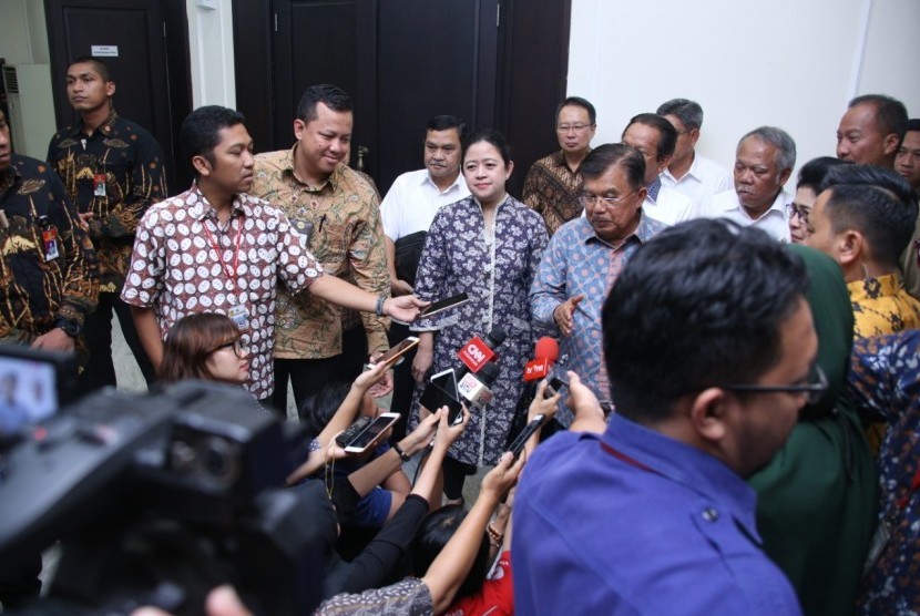 Menko PMK Puan Maharani bersama Wakil Presiden Jusuf Kalla.