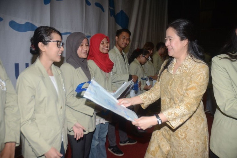 Menko PMK Puan Maharani  dalam pelepasan pemberangkatan KKN-PPM Antarsemester 2016 Universitas Gajah Mada Yogyakarta,