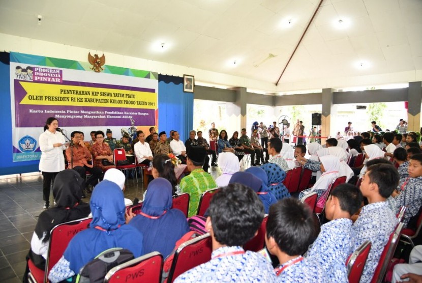 Menko PMK, Puan Maharani dampingi Presiden Joko Widodo saat meninjau bandara internasional Yogyakarta dan pembagiann KIP.