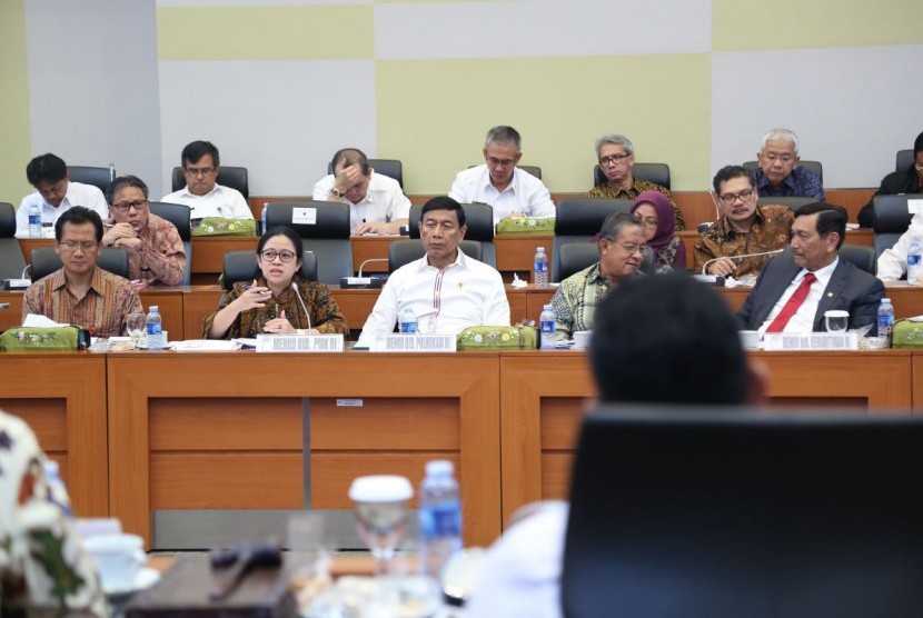  Menko PMK, Puan Maharani dan jajaran Kemenko PMK, rapat kerja dan anggaran Kementerian/Lembaga bidang pembangunan manusia. dihadiri oleh Menko Polhukam, Wiranto dan jajarannya; Menko Perekonomian, Darmin Nasution dan jajarannya; serta Menko Maritim, Luhut Pandjaitan dan jajarannya.