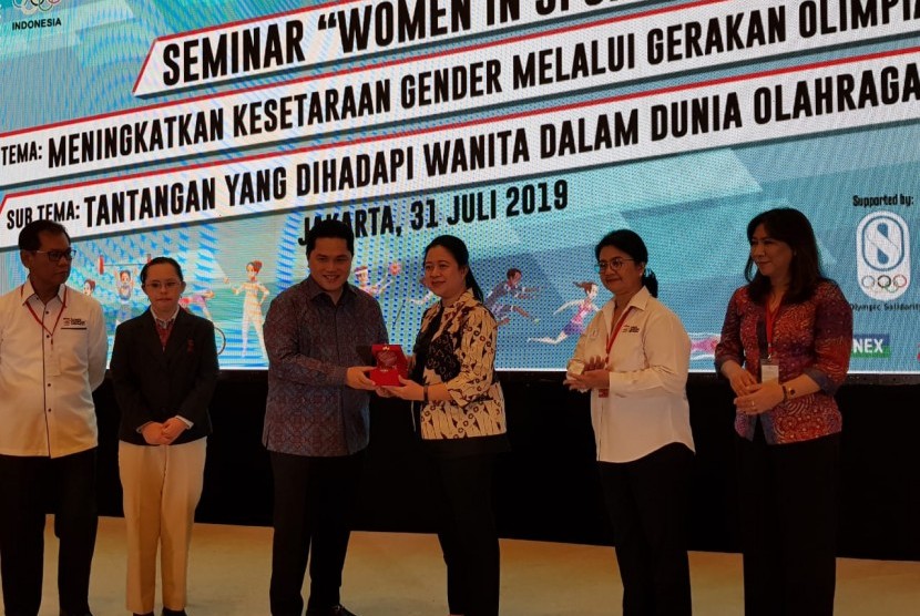 Menko PMK Puan Maharani dan ketua KOI Erick Thohir dalam acara seminar Women in sport Foundation Indonesia. Rabu (31/7) di Jakarta.