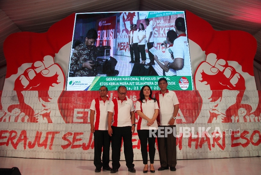 Menko PMK Puan Maharani (kedua kanan) bersama Dirut BPJS Ketenagakerjaan Agus Susanto (kedua kiri), Ketua Dewas Guntur Witjaksono (kiri) dan Ketua Dewan Jaminan Sosial Nasional TB Rachmat Sentika (kanan) saat menghadiri acara deklarasi Gerakan Nasional Rev