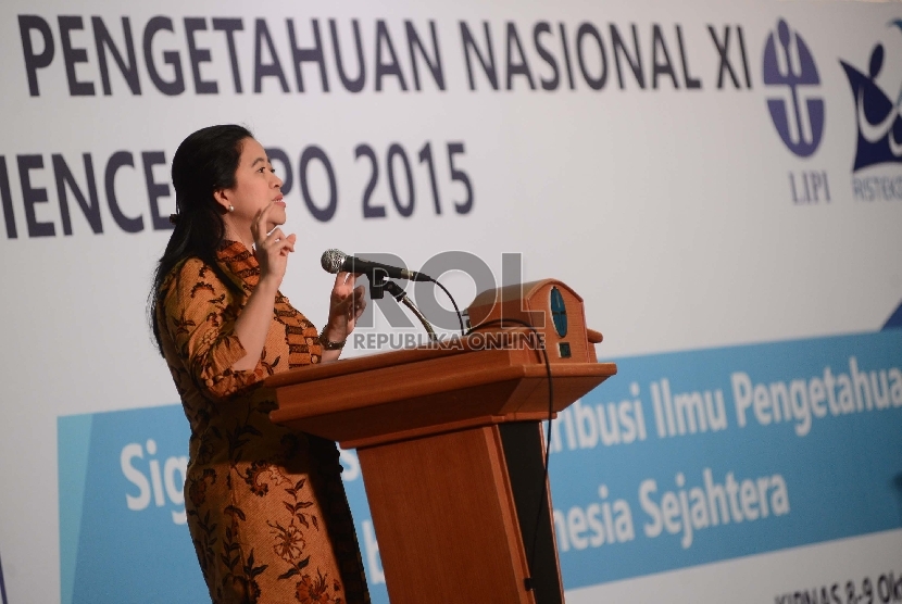 Menko PMK Puan Maharani memberikan kata sambutan sebelum membuka Kongres Ilmu Pengetahuan Nasional ke-XI di Auditorium LIPI, Jakarta, Kamis (8/10). 