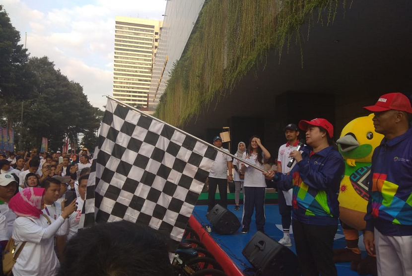 Menko PMK Puan Maharani (memegang bendera) didampingi Mendikbud Muhadjir Effendy melepas jalan santai Semarak Asian Games 2018, Sabtu (4/8) di lapangan Kemendikbud Jakarta. Ribuan pelajar SMP, SMA/SMK se-Jabotabek ikut ambil bagian dalam acara yang bertujuan sosialisasi Asian Games 2018 ini.