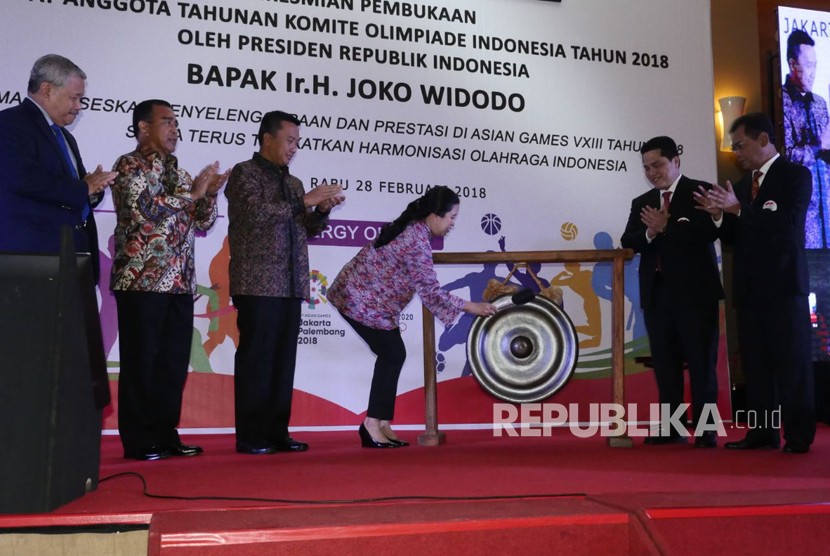Menko PMK Puan Maharani,  memukul Gong membuka secara resmi Rapat Anggota Tahunan Komite Olimpiade Indonesia tahun 2018, Rabu (28/2) di Hotel J.Luwansa Jakarta.