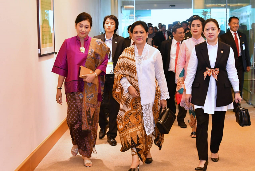 Menko PMK Puan Maharani mendampingi Ibu Negara Iriana Joko Widodo ke rapat pleno KTT ASEAN ke-33.