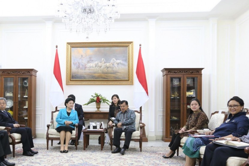 Menko PMK Puan Maharani mendampingi Wakil Presiden Jusuf Kalla menerima kunjungan Wakil Perdana Menteri RRC Liu Yandong di Istana Wapres, Jakarta. 