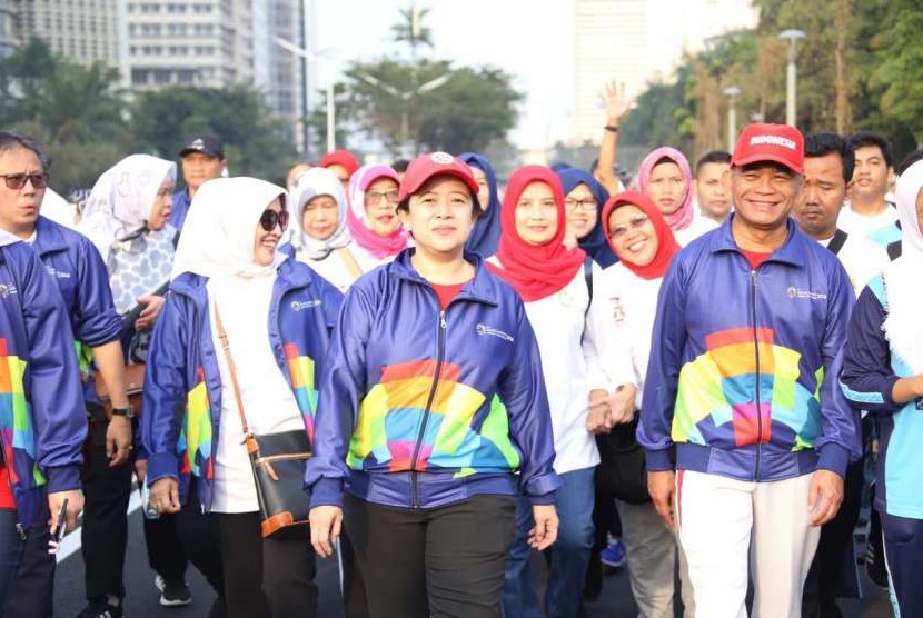 Menko PMK Puan Maharani mengikuti acara jalan sehat Kemendikbud