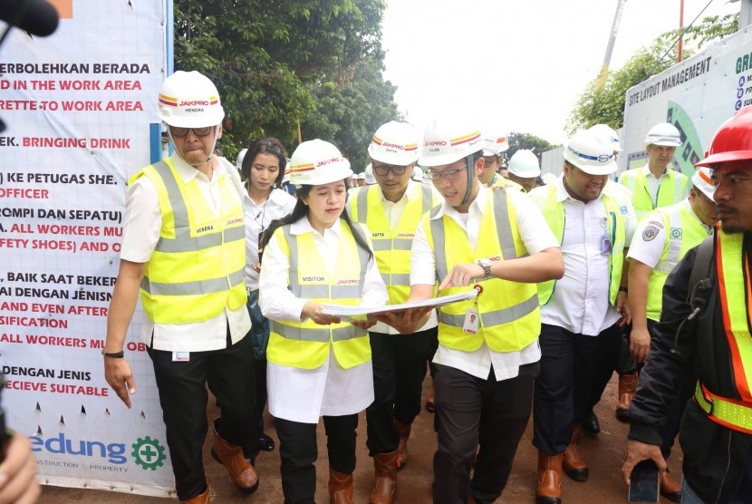 Menko PMK Puan Maharani meninjau pembangunan velodrome Asian Games di Jalan Pemuda, Stasiun LRT Rawamangun dan Ekuistrian Pulo Mas, Jakarta Timur, 