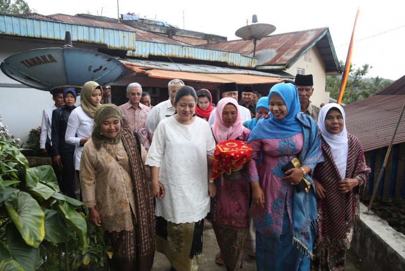 Menko PMK Puan Maharani, menyambangi rumah gadang Datuak Kayo di Batipuh, Kabupaten Tanah Datar, Sumatera Barat, Rabu (27/9).
