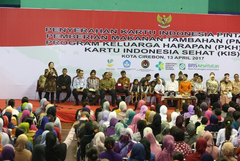 Menko PMK Puan Maharani mewakili Presiden Jokowi menyalurkan beragam bantuan bagi masyarakat Cirebon. Bantuan yang disalurkan berupa bantuan Kartu Indonesia Sehat (KIS), Kartu Indonesia Pintar (KIP), Pemberian Makanan Tambahan (PMT), dan Program Keluarga Harapan (PKH).