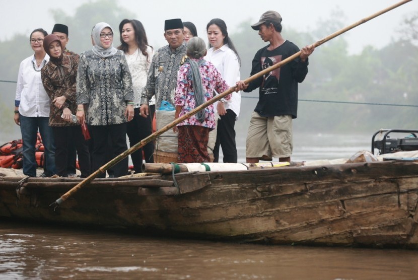 Menko PMK Puan Maharani naik getek saat menyeberangi Sungai Bengawan Solo, Jumat (13/5).