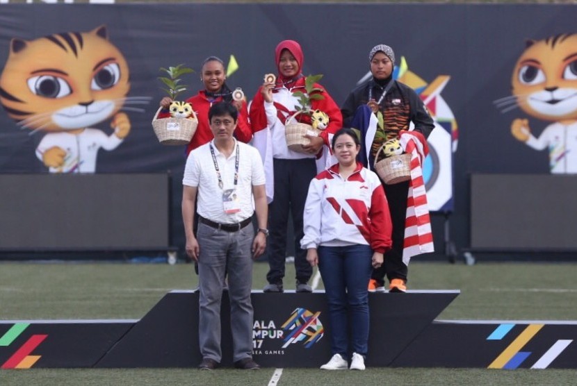 Menko PMK, Puan Maharani, oleh Panitia Sea Games XXIX Kuala Lumpur diberikan kehormatan untuk mengalungkan medali kepada Peraih Medali Emas nomor ini.