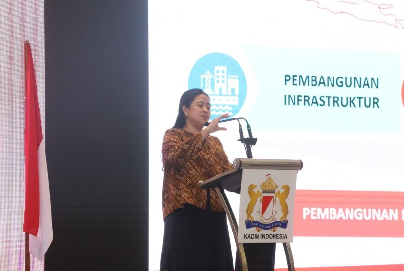 Menko PMK Puan Maharani saat menjadi keynote speech sekaligus membuka Rapimnas KADIN 2017 di Batam, Kamis, (14/12).