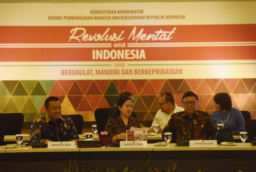 Menko PMK Puan Maharani (tengah) bersama Mendagri Tjahjo Kumolo (kanan) dan Menpora Imam Nahrawi (kiri) mengikuti rapat koordinasi tingkat menteri di Kemenko PMK, Jakarta, Rabu (31/8).