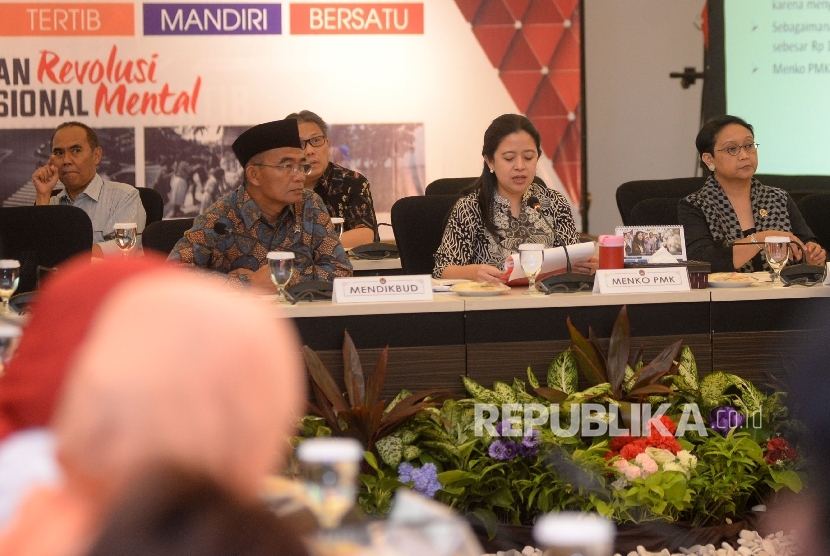 Menko PMK Puan Maharani (tengah) bersama Mendikbud Muhadjir Effendy (kedua kiri) dan Menlu Retno Marsudi (kanan) saat rakor tingkat Menteri terkait persiapan Europalia Arts Festival 2017 di Kantor Kementerian PMK, Jakarta, Kamis (14/9). 