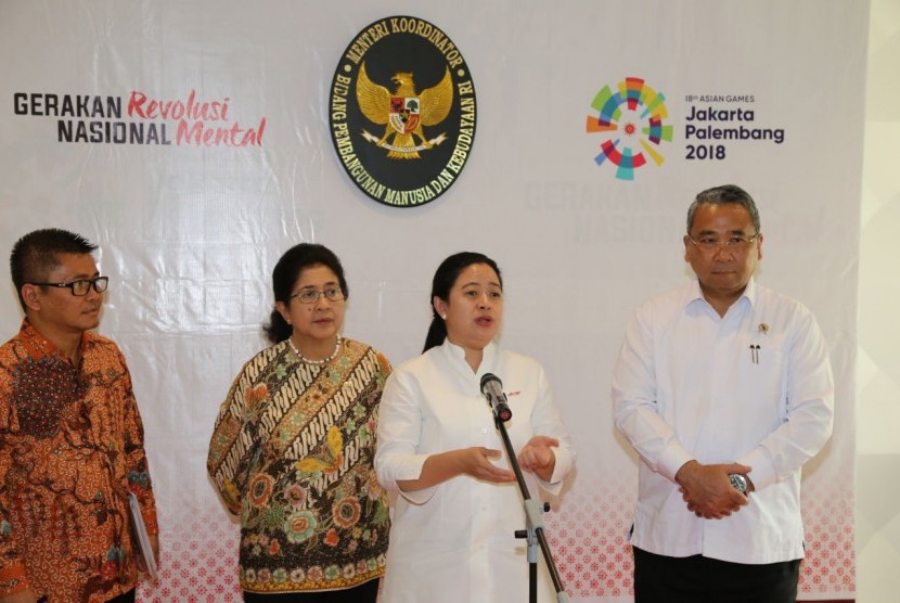 Menko PMK Puan Maharani usai memimpin rapat koordinasi penanganan stunting di Kantor Kemenko PMK,  Jakarta