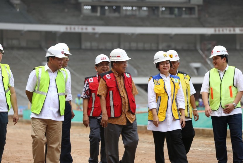  Menko PMK Puan Maharani usai mendampingi Wakil Presiden (Wapres) Jusuf Kalla meninjau langsung progress pembangunan sejumlah venue Asian Games yang berada di Jakarta, Ahad (26/3).   