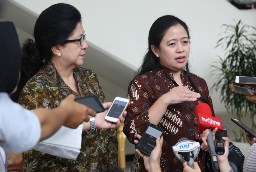 Coordinating Minister for Human Resource Development and Culture Puan Maharani (right) accompanied by Health affairs Minister Nila F Moeloek held a press conference after a meeting of the National Team for Acceleration of Poverty Alleviation (TNP2K) led by Vice President Jusuf Kalla, Jakarta, on Wednesday (August 9).