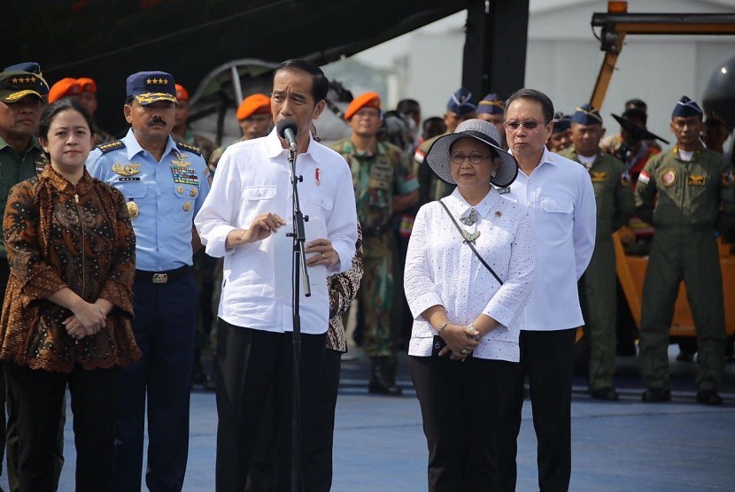 Menko PMK Puan Maharanimendampingi Presiden, juga ikut mendampingi Menlu Retno Marsudi, Mensesneg Pratikno, Panglima TNI Jenderal Gatot Nurmantyo, KSAU Marsekal Hadi Tjahjanto, dan Kepala BNPB Willem Rampangilei.