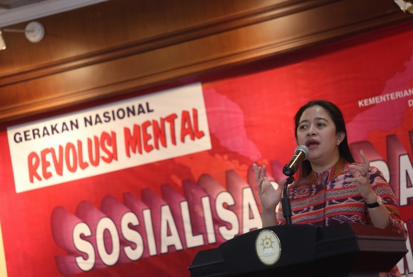 Menko PMK, saat menjadi pembicara kunci dalam Sosialisasi Gerakan Indonesia Melayani dengan tema “Gerakan Nasional Revolusi Mental sebagai Gerakan Perubahan untuk Mewujudkan Indonesia yang Maju, Modern, Makmur Sejahtera, dan Bermartabat” di gedung serbagun