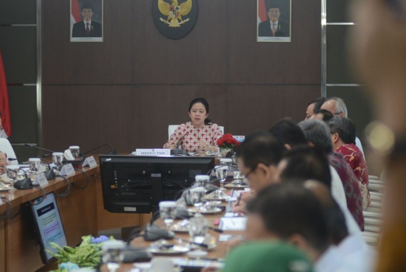 Menko PMK usai rapat di Kantor Kemenko PMK, Senin (6/11). 