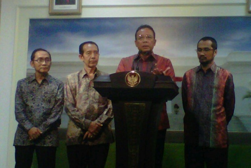 Menko Polhukam, Djoko Suyanto, saat jumpa pers bersama jajaran Komisi Pemberantasan Korupsi (KPK) di Kantor Presiden, Jakarta.