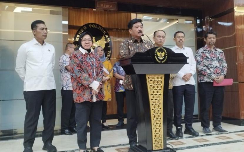 Menko Polhukam Hadi Tjahjanto bersama Mensos Tri Rismaharini dan Menkominfo Budi Arie Setiadi di kantor Kemenko Polhukam, Jakarta Pusat, Kamis (18/4/2024). 