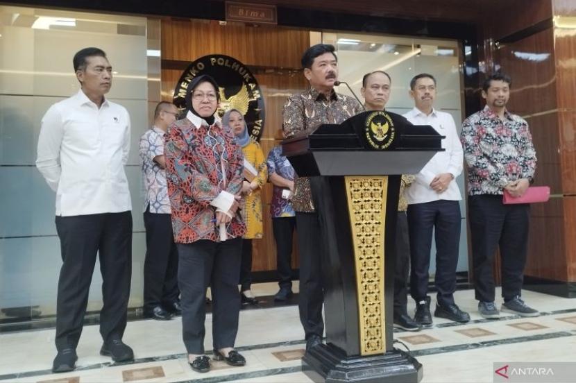  Menko Polhukam Hadi Tjahjanto bersama Mensos Tri Rismaharini dan Menkominfo Budi Arie Setiadi di kantor Kemenkopolhukam, Jakarta Pusat, Kamis (18/4/2024).