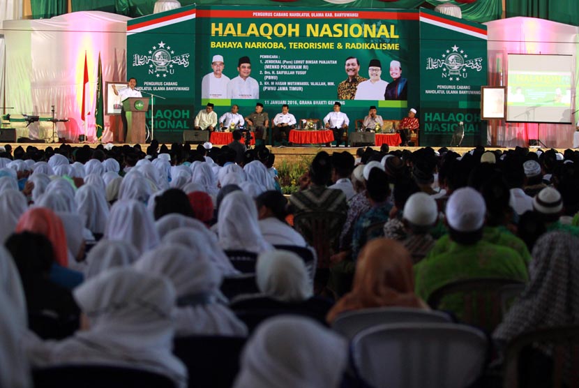 Menko Polhukam Luhut Binsa Pandjaitan saat memberikan sambutan pada acara Halaqoh Bahaya Narkoba, Terorisme dan Radikalisme yang digelar oleh Nahdatul Ulama (NU) di Genteng, Banyuwangi, Jawa timur, Senin (11/1).