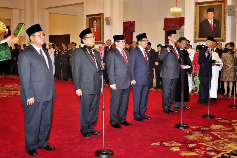 Pelantikan menteri hasil reshuffle Kabinet Kerja di Istana Negara, Jakarta, Rabu (12/8). 