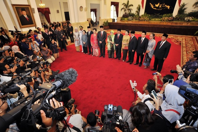 Pelantikan menteri hasil reshuffle Kabinet Kerja di Istana Negara, Jakarta, Rabu (12/8). 
