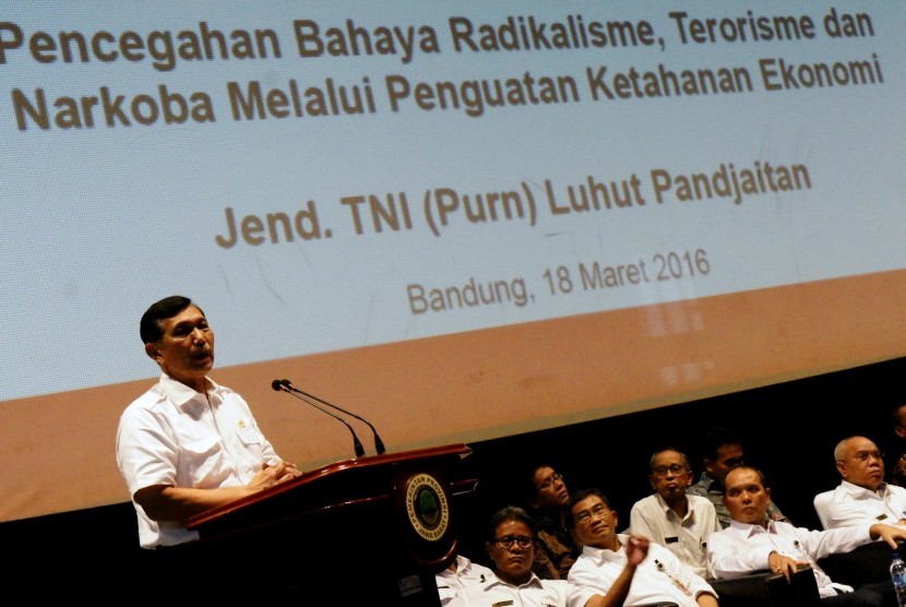 Menko Polhukam Luhut Binsar Pandjaitan memberikan pemaparan diskusi Pencegahan Bahaya Radikalisme, Terorisme dan Narkoba Melalui Penguatan Ketahanan Ekonomi di Sasana Budaya Ganesha Bandung, Jawa Barat, Jumat (18/3). 