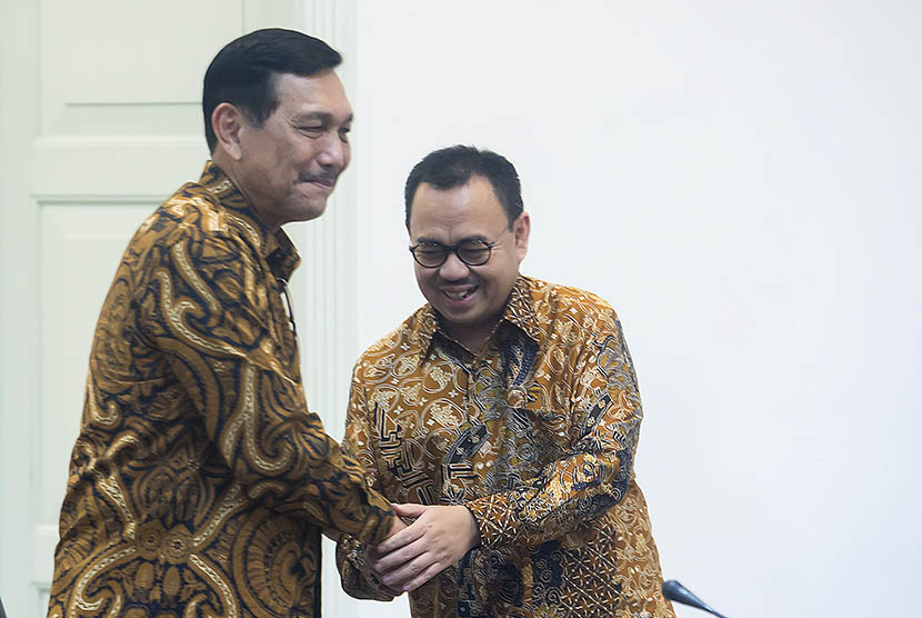 Menko Polhukam Luhut Binsar Panjaitan (kiri) berjabat tangan dengan Menteri ESDM Sudirman Said.