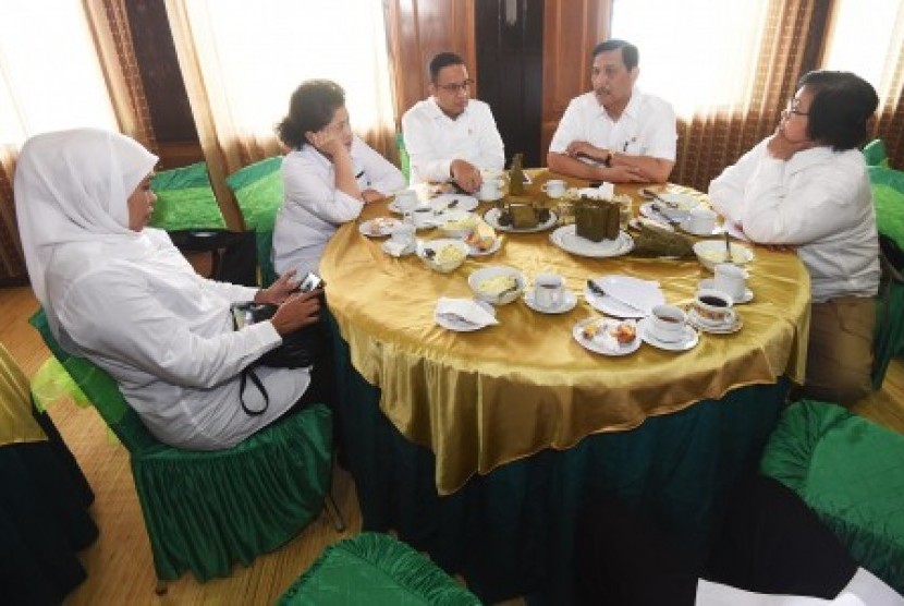 Menko Polhukam Luhut Pandjaitan (kedua kanan) berdiskusi bersama Menteri Sosial Khofifah Indar Parawansa (kiri), Menteri Kesehatan Nila F Moeloek (kedua kiri), Menteri Pendidikan dan Kebudayaan Anies Baswedan (tengah) dan Menteri Lingkungan Hidup dan Kehut