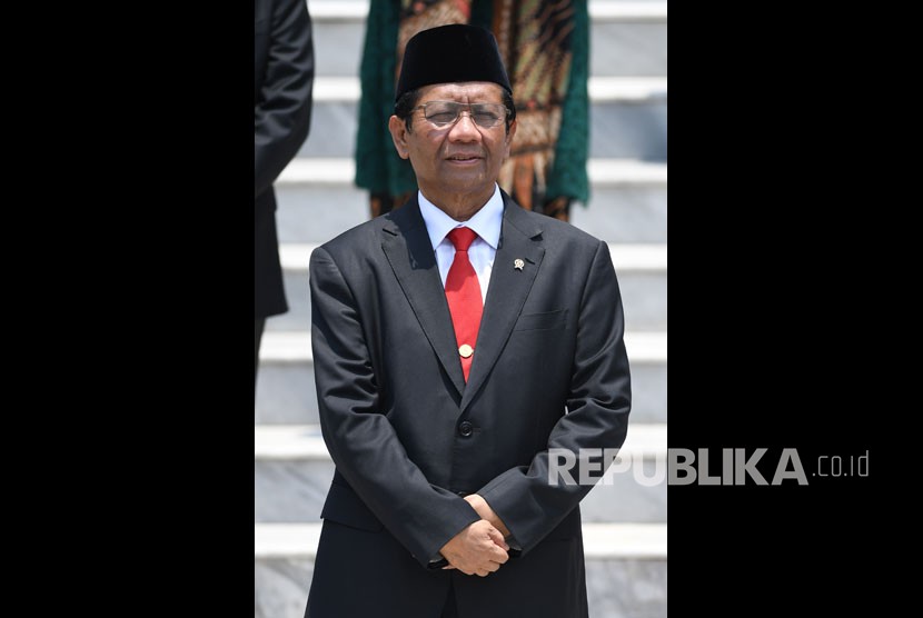 Menko Polhukam Mahfud MD bersiap mengikuti foto bersama seusai pelantikan menteri Kabinet Indonesia Maju di Beranda Istana Merdeka, Jakarta, Rabu (23/10/2019).