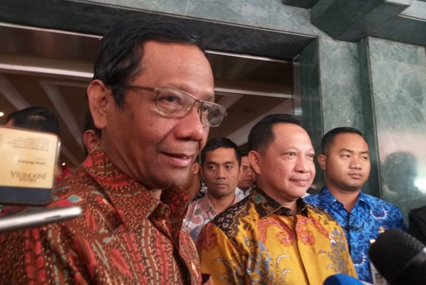 Menko Polhukam Mahfud MD dan Mendagri Tito Karnavian di kantor Kemendagri, Jakarta Pusat, Jumat (17/1). 