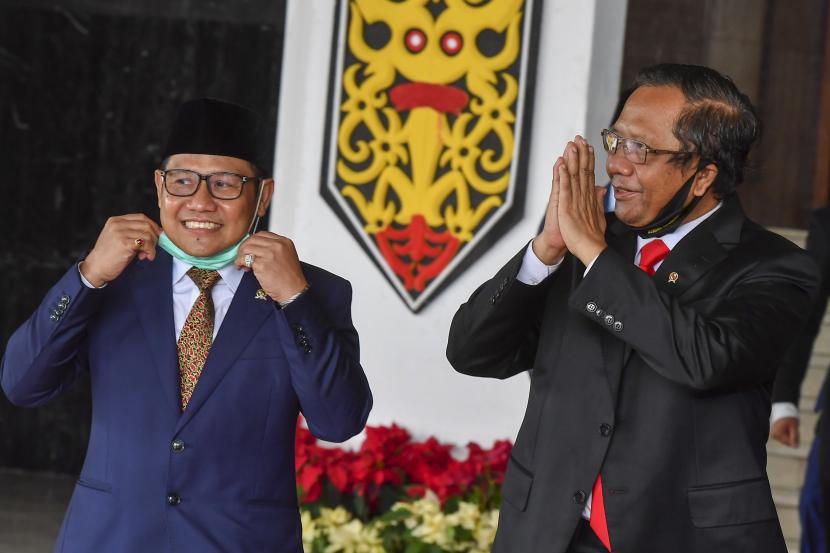 Menko Polhukam Mahfud MD (kanan) bersama Wakil Ketua DPR Muhaimin Iskandar. Dua cawapres, Mahfud MD dan Muhaimin Iskandar saling memuji di acara sebuah televisi.